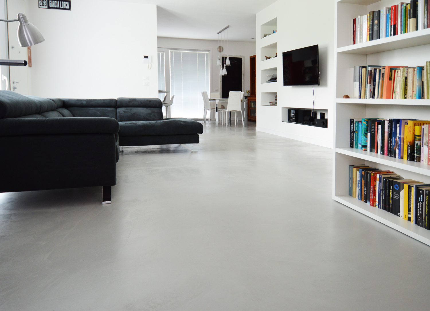 Microverlay®, podea din rășină de beton cu grosime redusă, cu finisaj taupe. Casă particulară, Bolzano Vicentino (Italia)