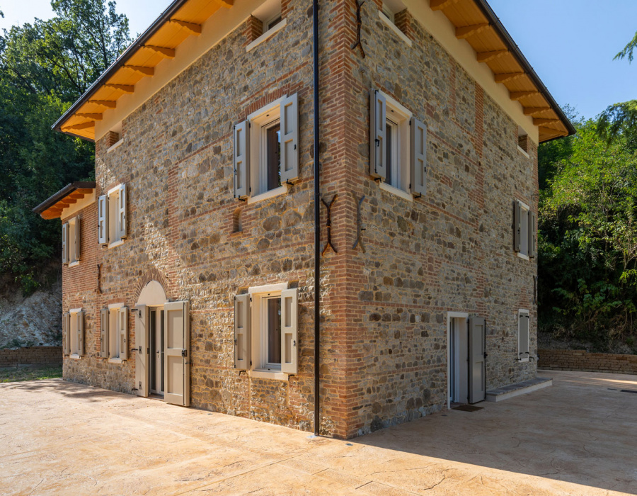 Plam Stampable, cemento stampato effetto roccia colore champagne, sfumatura tawny. Villa privata, Valsamoggia (BO), Appennino Bolognese. Copyright: Engel & Volkers