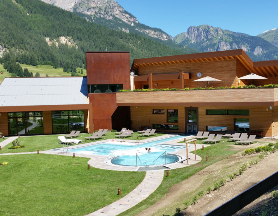 Oxydecor®, rivestimento verticale effetto Corten. QC terme Dolomiti, Val di Fassa, (TN). Progetto: Mariela Goncalves