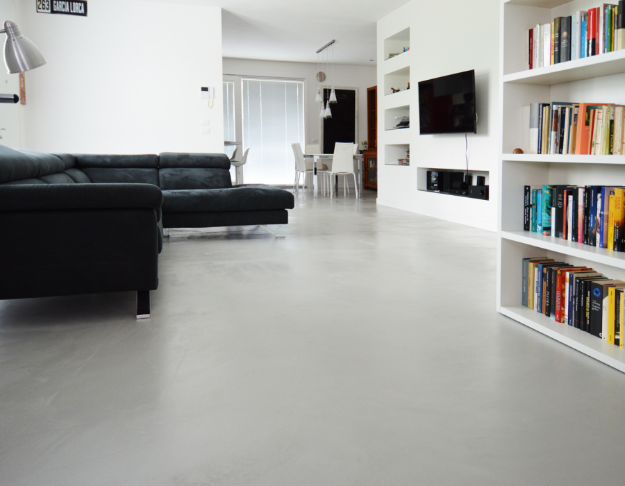 Microverlay®, podea din rășină de beton cu grosime redusă, cu finisaj taupe. Casă particulară, Bolzano Vicentino (Italia)