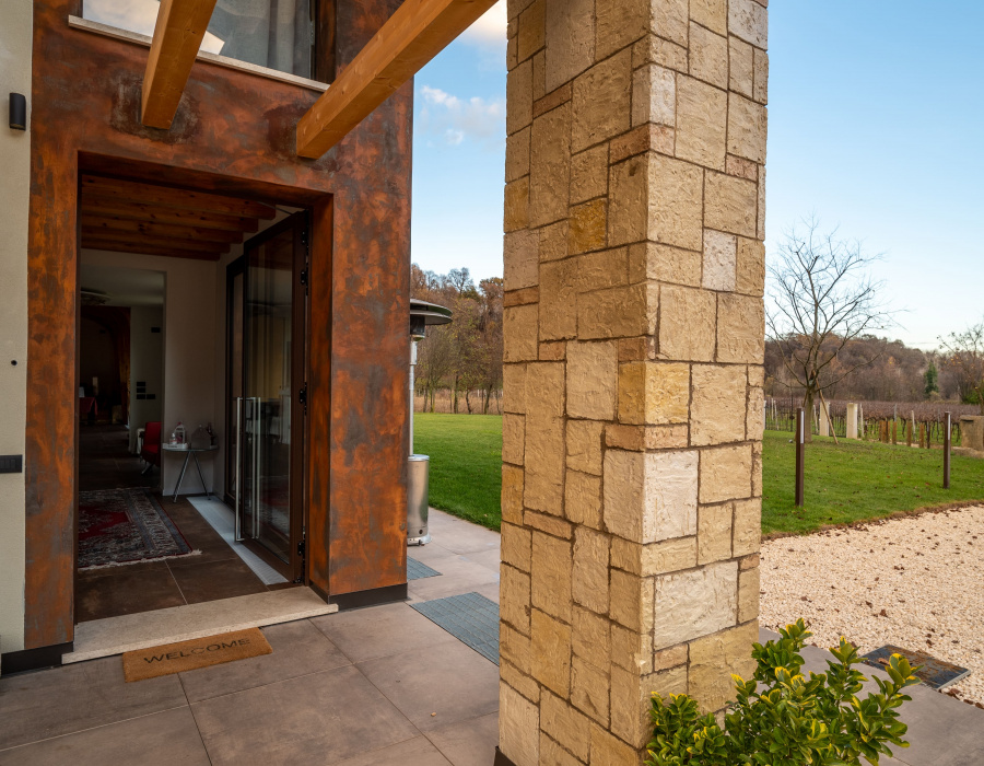 Plam Stone, rivestimento intonaco stampato. Cantina Terre di Ezzelino, San Zenone degli Ezzelini (TV)