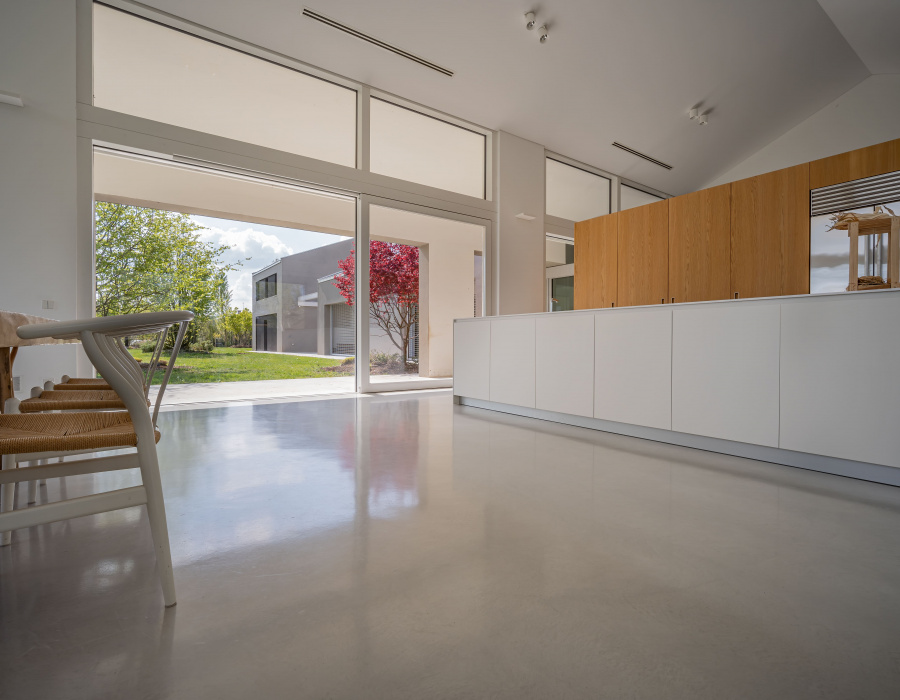 Deco Nuvolato, nuvolato effect floor with light gray finish. Private villa, Breda di Piave (Italy). Project: Folla Progetti