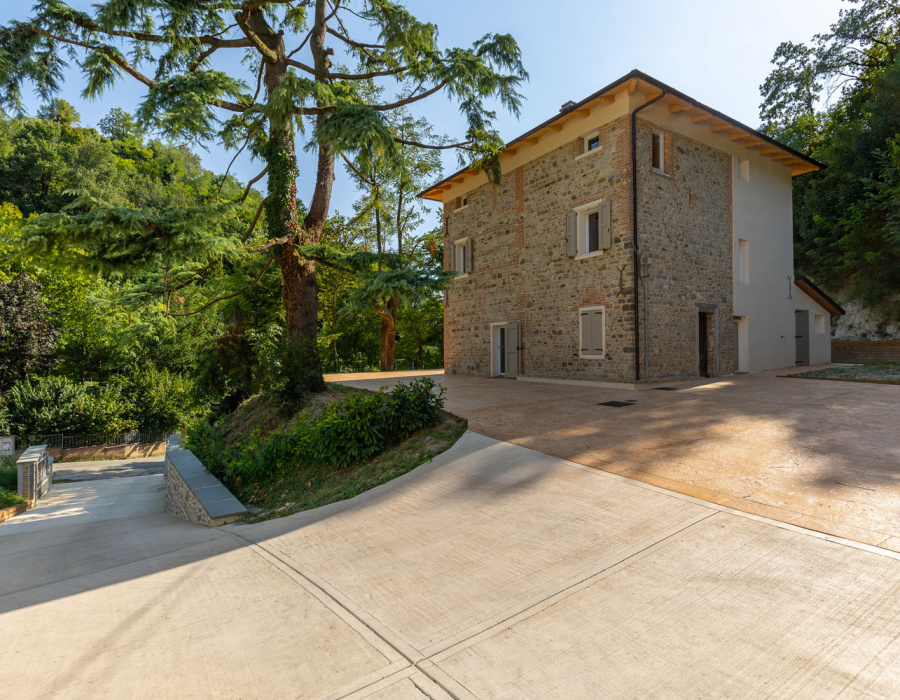 Plam Stampable, cemento stampato effetto roccia colore champagne, sfumatura tawny. Villa privata, Valsamoggia (BO), Appennino Bolognese. Copyright: Engel & Volkers