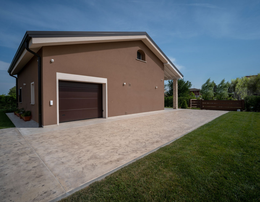 Plam Stampable, stamped concrete floor, crema color, light gray shades. Private house, Piove di Sacco, Italy