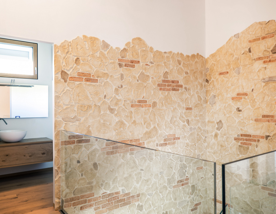 Plam Stone, stamped wall with brick, giallo tufo and brown finish, mould Pietra Vecchia + Montana. Private villa, Maser (Italy)