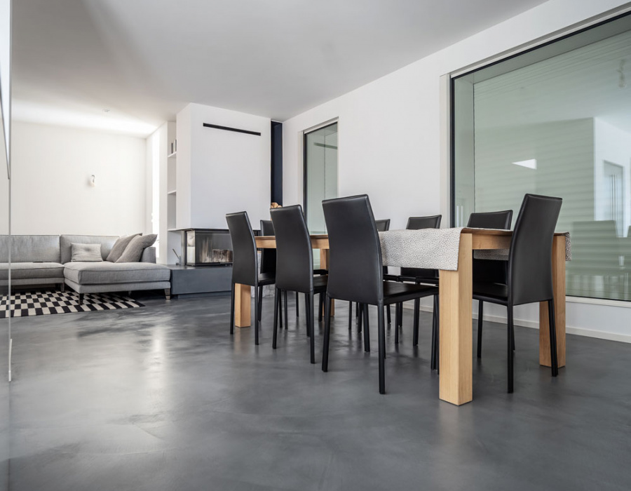Microverlay®, pavimento cemento resina basso spessore finitura Carbon Black. Villa privata, Loreggia (PD). Progetto: Studio Stocco Architetti
