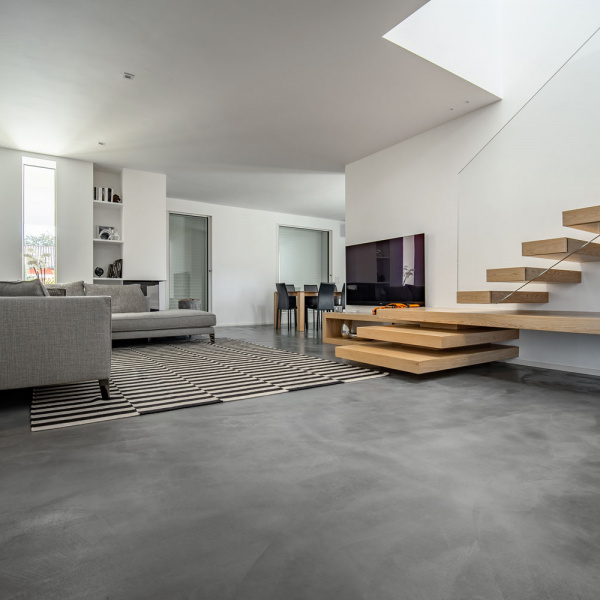 Microverlay - podea din beton rășinat cu grosime redusă - apartament privat - Studio Stocco Architetti