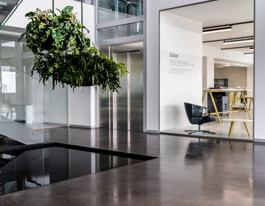 Skyconcrete® Indoor, low thickness nuvolato effect floor with dark gray. Gaber Srl, Caerano di San Marco (Italy)