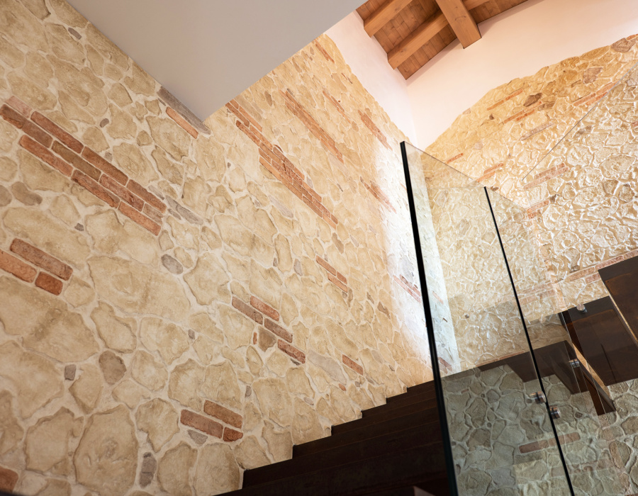 Plam Stone, stamped wall with brick, giallo tufo and brown finish, mould Pietra Vecchia + Montana. Private villa, Maser (Italy)