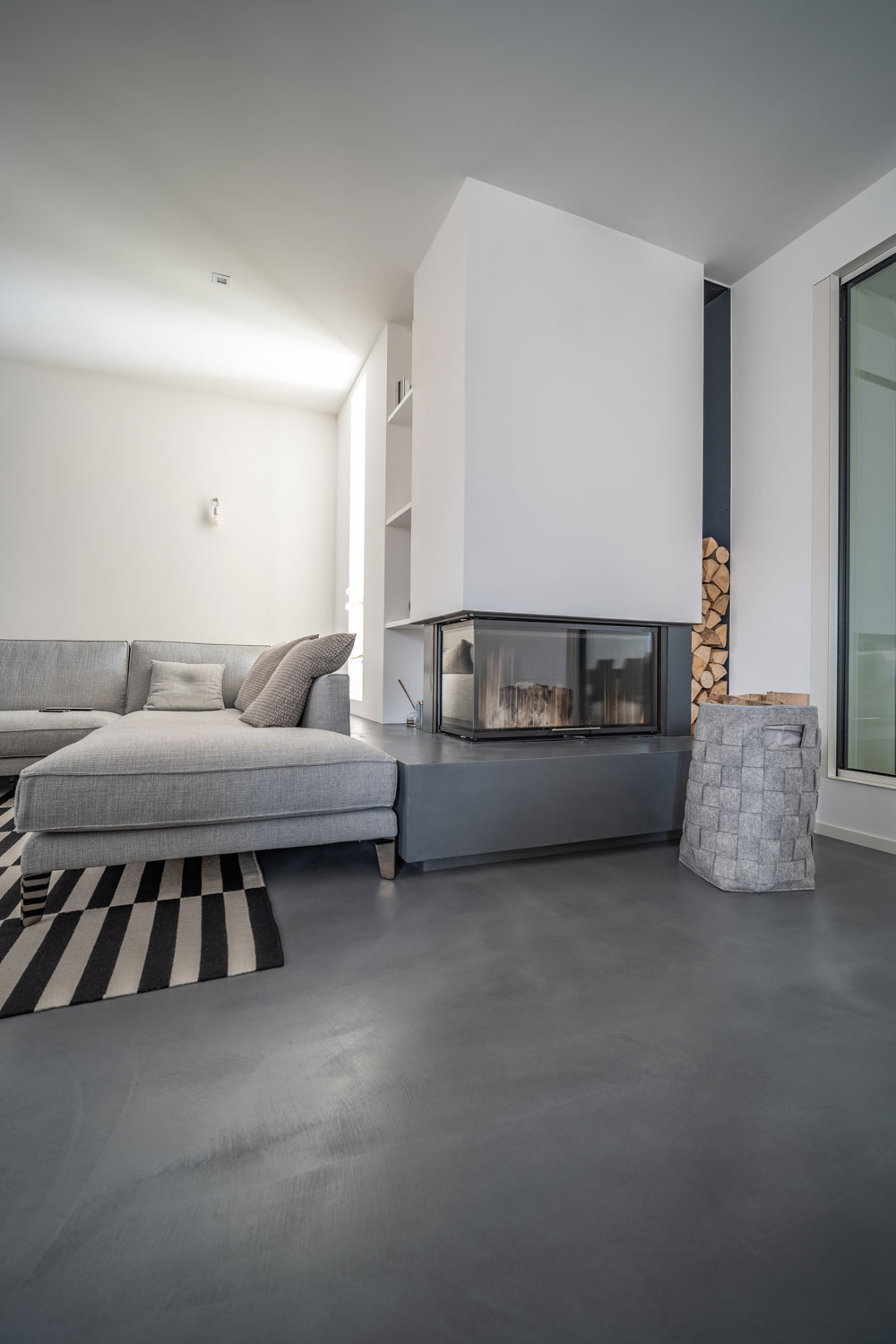 Microverlay®, low thickness concrete resin floor with Carbon Black finish. Private villa, Loreggia (Italy). Project: Studio Stocco Architetti
